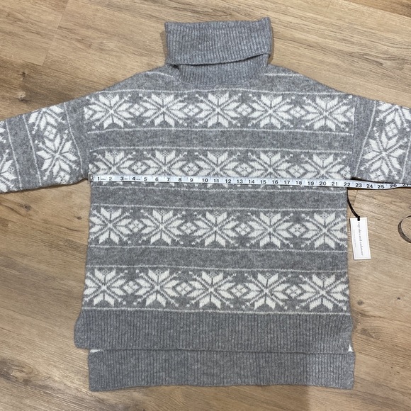 NWT Cupcakes & Cashmere Snowflake Turtleneck - Picture 10 of 11